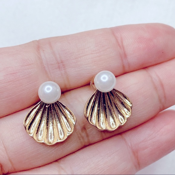❣️$25/3❣️ Gold Shell Faux Pearl Stud Earrings - Picture 3 of 11